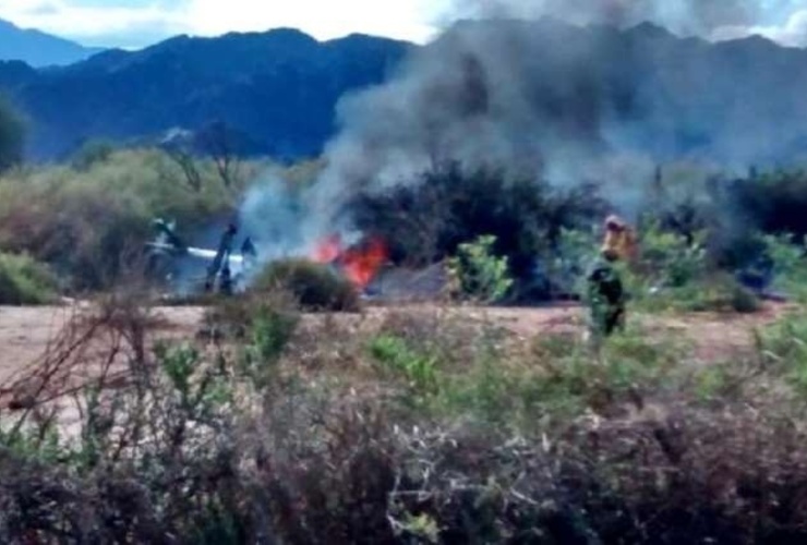 Los dos helicópteros fueron consumidos por las llamas. Foto: Twitter | @LaRiojaGabriel