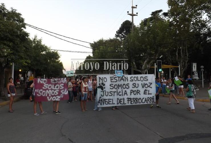 Primero partió solo un grupo de gente pero, a medida que avanzaba la manifestación, más personas se fueron sumando Primero partió solo un grupo de gente pero, a medida que avanzaba la manifestación, más personas se fueron sumando