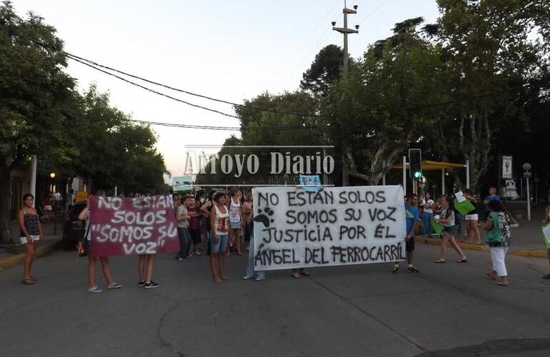 Primero parti&oacute; solo un grupo de gente pero, a medida que avanzaba la manifestaci&oacute;n, m&aacute;s personas se fueron sumando