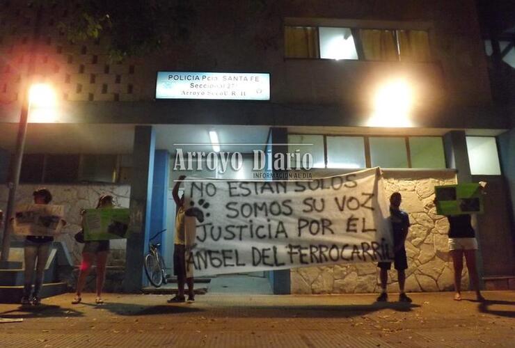 Los manifestantes anoche en las puertas de la comisaría local.