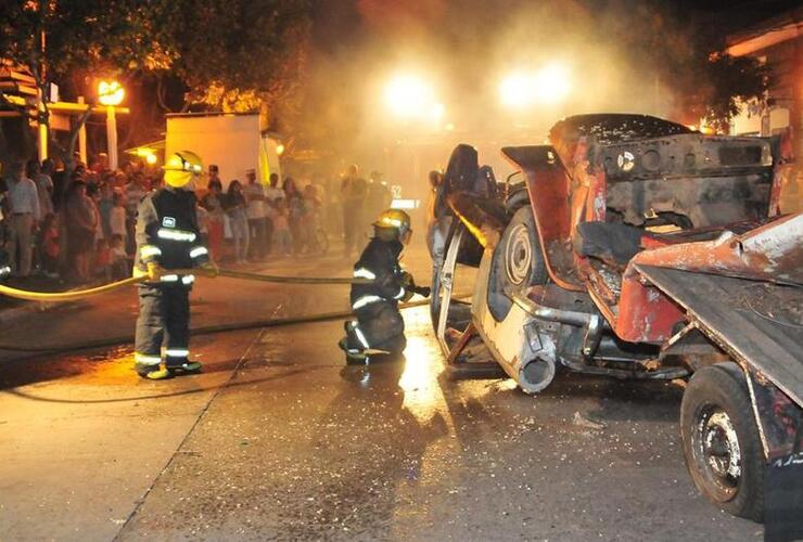 Al finalizar el evento se realizará un simulacro general para que los presentes puedan ver cómo trabajan de noche los bomberos ante un salida de emergencia. Facebook: Bomberos Arroyo Seco