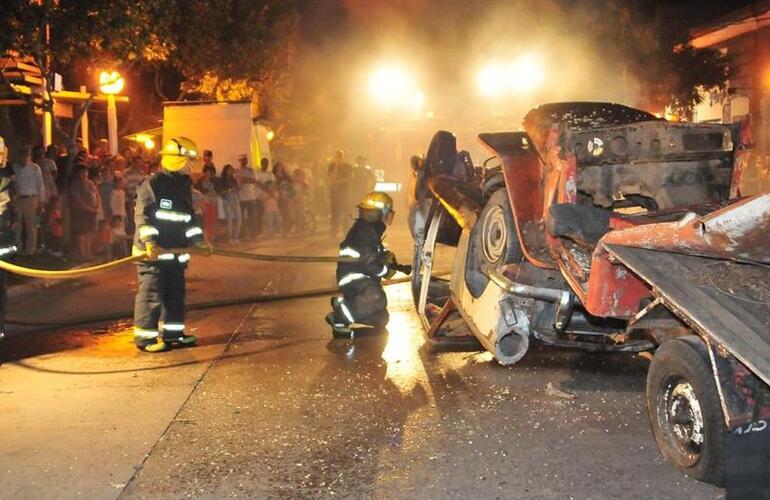 Al finalizar el evento se realizará un simulacro general para que los presentes puedan ver cómo trabajan de noche los bomberos ante un salida de emergencia. Facebook: Bomberos Arroyo Seco