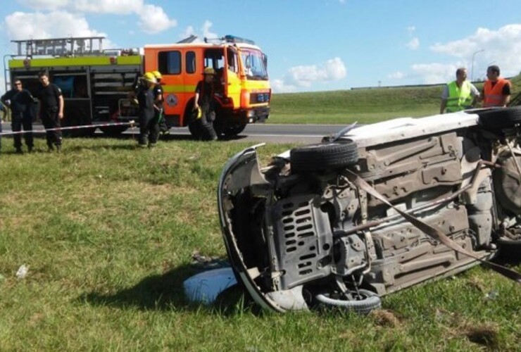 El Peugeot 207 cayó desde 12 metros de altura y volcó, por lo que la conductora sufrió serias heridas. Foto: Diario El Sur