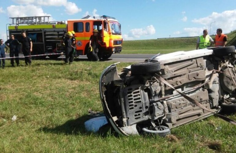 El Peugeot 207 cayó desde 12 metros de altura y volcó, por lo que la conductora sufrió serias heridas. Foto: Diario El Sur