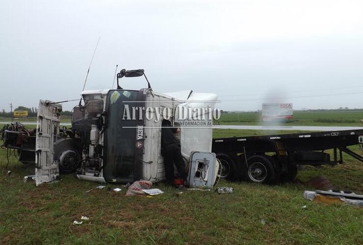 El camión hizo "tijera" y volcó