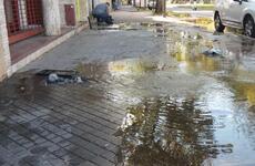 Maipú al 800. El agua brota de las veredas tras la acción de los ladrones. Foto: Sebastián S. Meccia