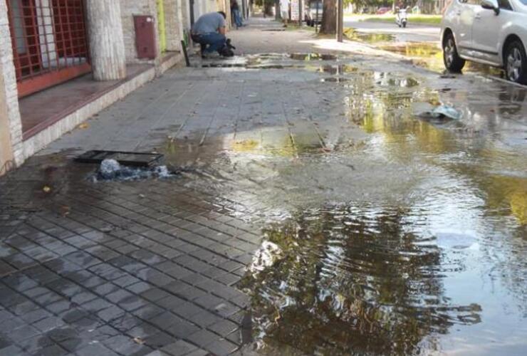 Maipú al 800. El agua brota de las veredas tras la acción de los ladrones. Foto: Sebastián S. Meccia