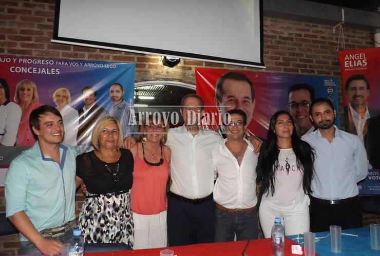 De izquierda a derecha: Julio Giménez, Silvia Carpio, Analía Magistrale, Daniel Tonelli, Ulises Bosco, Rosa Masetro y Federico Fratamico De izquierda a derecha: Julio Giménez, Silvia Carpio, Analía Magistrale, Daniel Tonelli, Ulises Bosco, Rosa Masetro y Federico Fratamico