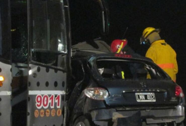 Los bomberos trabajaron para sacar a la víctima fatal, el conductor del Peugeot 207.