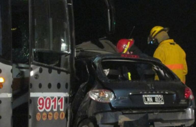 Los bomberos trabajaron para sacar a la víctima fatal, el conductor del Peugeot 207.