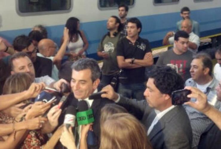 El ministro del Interior y Transporte estuvo en la partida del tren rumbo a Rosario.