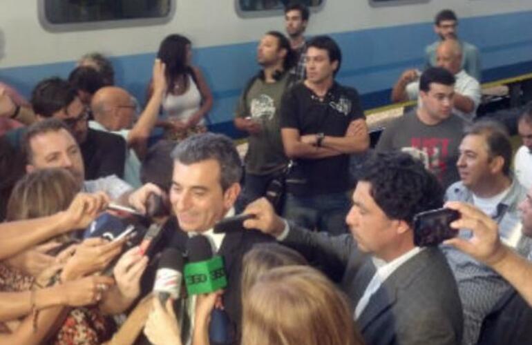 El ministro del Interior y Transporte estuvo en la partida del tren rumbo a Rosario.