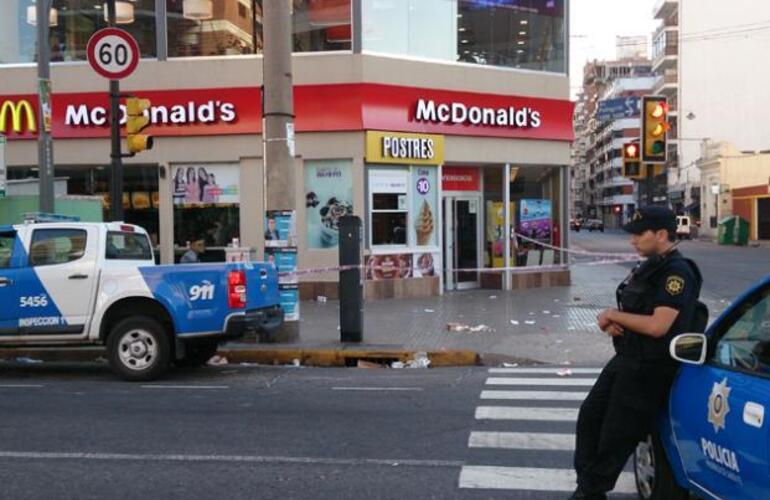 El violento hecho ocurrió esta mañana en Pellegrini y Corrientes. Foto: Celina M. Lovera