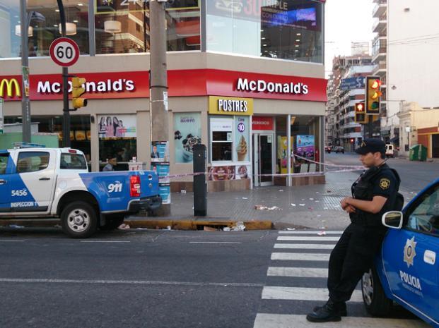 El violento hecho ocurrió esta mañana en Pellegrini y Corrientes. Foto: Celina M. Lovera