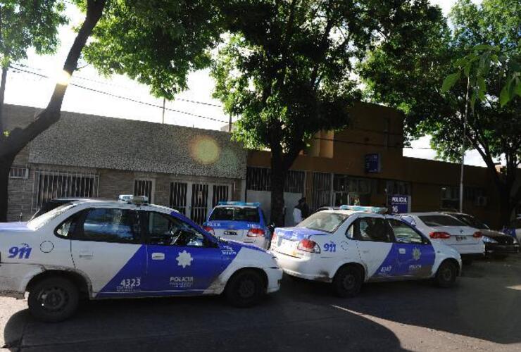 Las cinco personas descubiertas con las armas y la droga quedaron detenidas en la seccional 16ª.