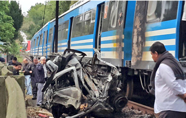 Al menos un muerto en tras chocar un auto contra un tren en Tigre Foto: Agustín Aramaya
