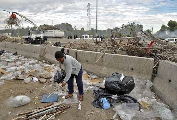 Desalojan m&aacute;s de 2 mil puestos en La Salada