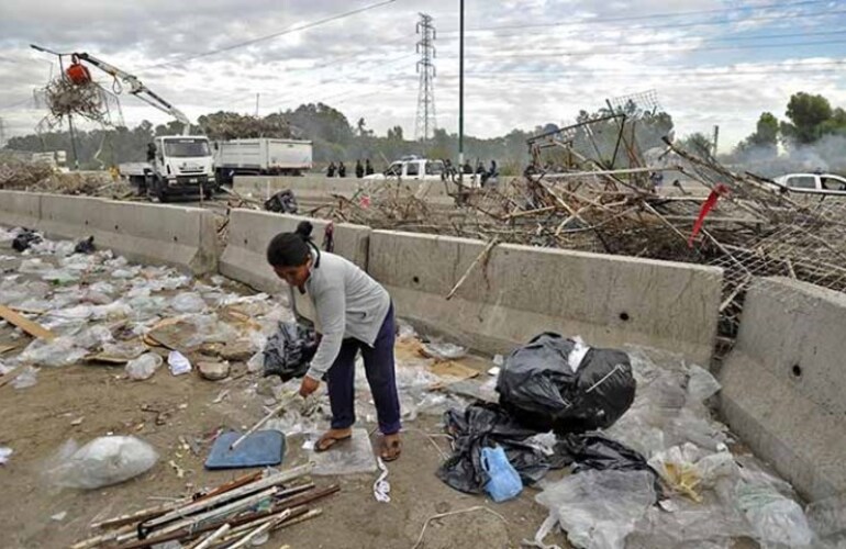 Desalojan m&aacute;s de 2 mil puestos en La Salada