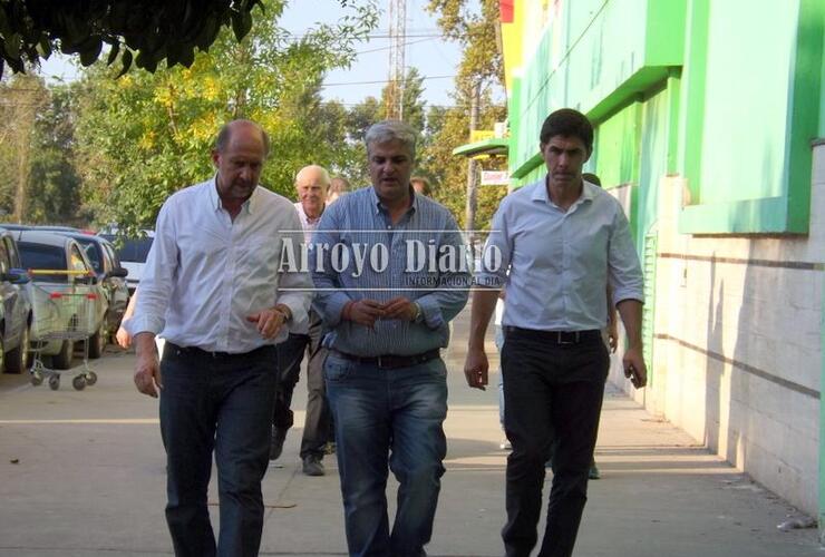 Omar Perotti, Nizar Esper y Alejandro Ramos antes de ingresar al salón auditorio del Centro Comercial