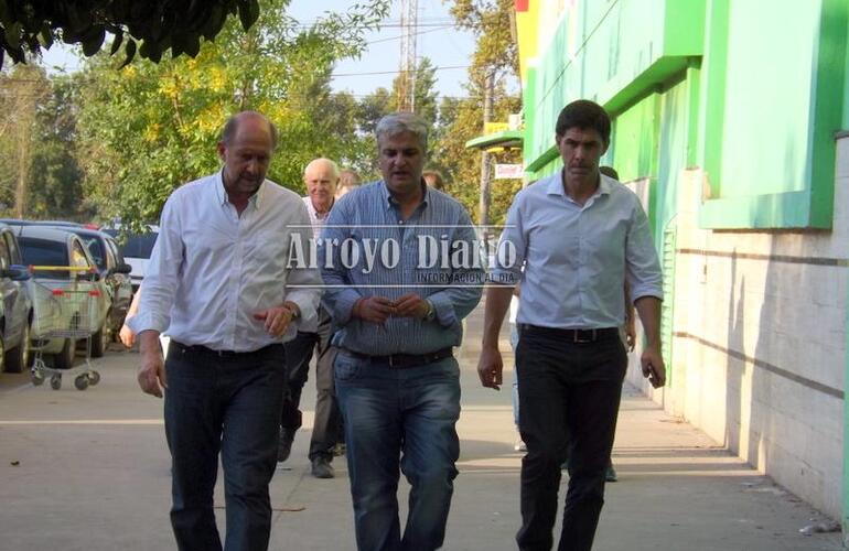 Omar Perotti, Nizar Esper y Alejandro Ramos antes de ingresar al salón auditorio del Centro Comercial