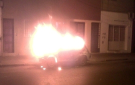 Imagen de ¿Quemacoches?: un auto en llamas en una calle del centro