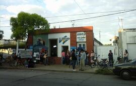 La gente esperando para hacer sus trámites esta mañana
