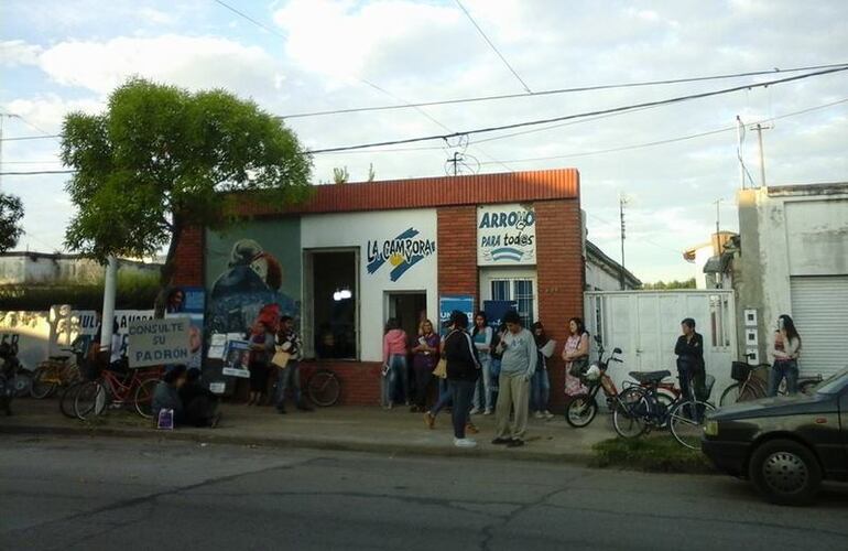 La gente esperando para hacer sus trámites esta mañana