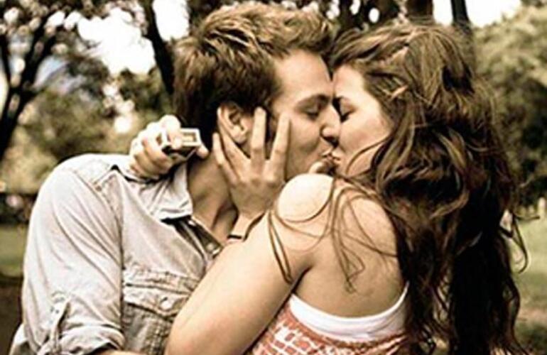 Recomiendan usar una peculiar aplicación para besar la pantalla cuando no se tiene a quien hacerlo.