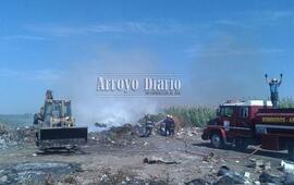 Bomberos en el basural de Fighiera