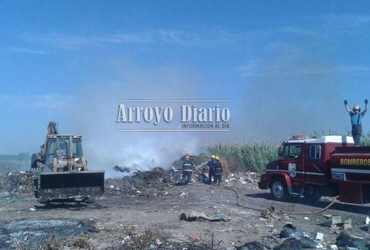 Bomberos en el basural de Fighiera