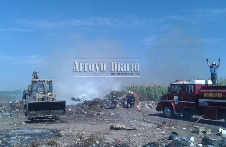 Bomberos en el basural de Fighiera