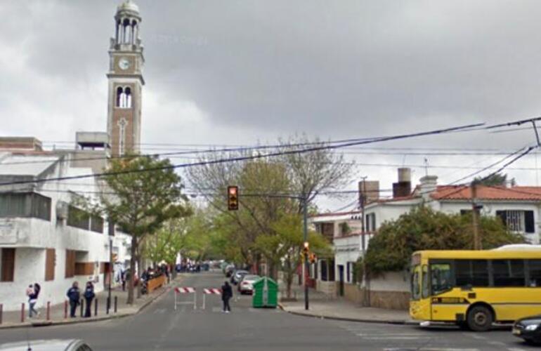 Las madres de los alumnos del colegio Padre Claret aseguran que los robos son moneda corriente en el barrio. Foto: Imagen de captura Steet View