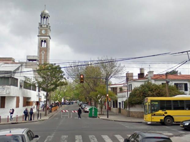 Las madres de los alumnos del colegio Padre Claret aseguran que los robos son moneda corriente en el barrio. Foto: Imagen de captura Steet View