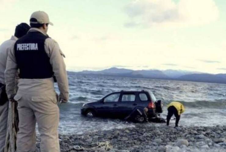 Se olvidaron de poner el freno y terminaron adentro del Nahuel Huapi