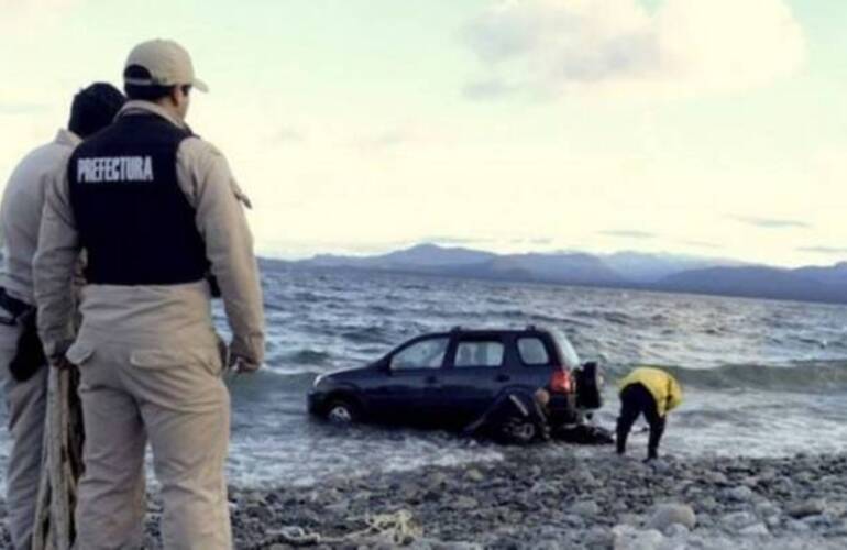 Se olvidaron de poner el freno y terminaron adentro del Nahuel Huapi