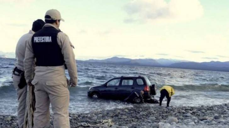 Se olvidaron de poner el freno y terminaron adentro del Nahuel Huapi