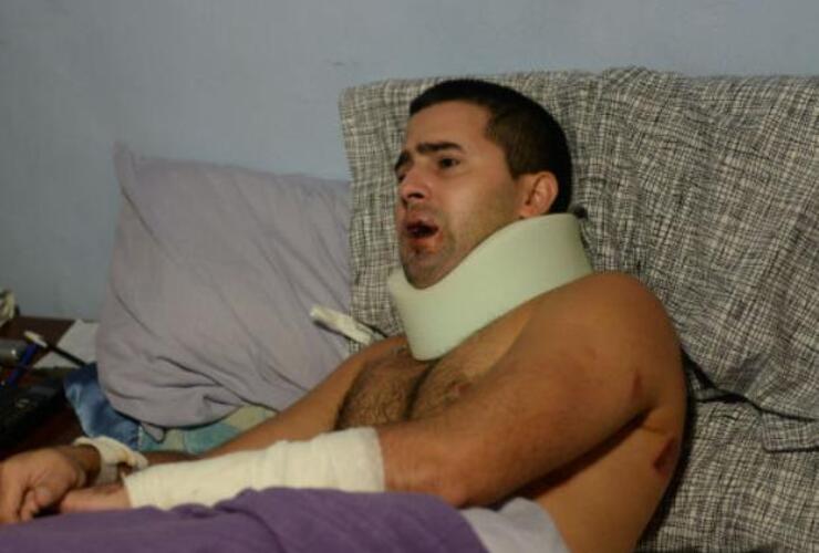 Marcelo se recuperaba ayer en su casa. Le pegaron en la boca, el cuello, la cabeza y la espalda. Asegura que el agresor estaba “sacado”.