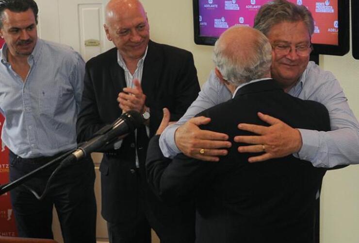 Lifschitz se abraza con su compañero de fórmula. Bonfatti también celebra. Buena cosecha del gobernador.