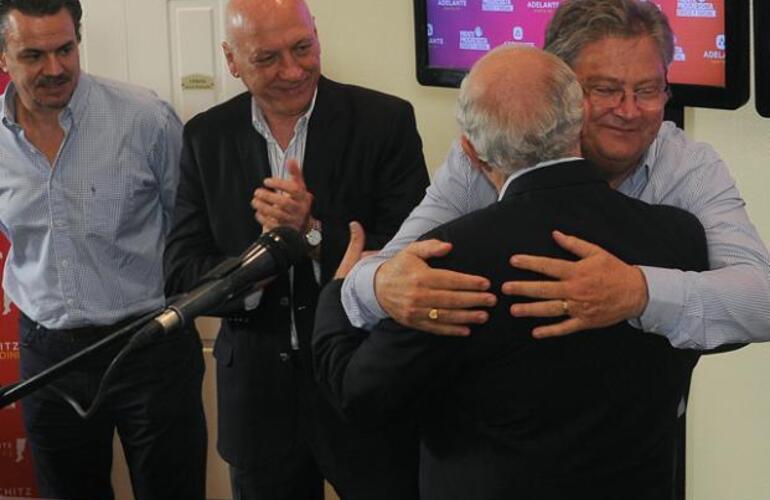 Lifschitz se abraza con su compa&ntilde;ero de f&oacute;rmula. Bonfatti tambi&eacute;n celebra. Buena cosecha del gobernador.