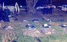 La policía procede a decomisar la droga hallada en el utilitario.