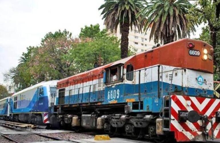 Empalme Coghlan. El lugar donde la formaci&oacute;n qued&oacute; varada. Debi&oacute; ser remolcada por una antigua locomotora.