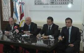 Bonfatti junto al vicegobernador Jorge Henn y los ministros Galassi y Lewis durante la conferencia de prensa que se hizo hoy en Santa Fe. Foto: La Capital