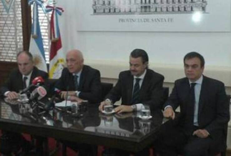 Bonfatti junto al vicegobernador Jorge Henn y los ministros Galassi y Lewis durante la conferencia de prensa que se hizo hoy en Santa Fe. Foto: La Capital