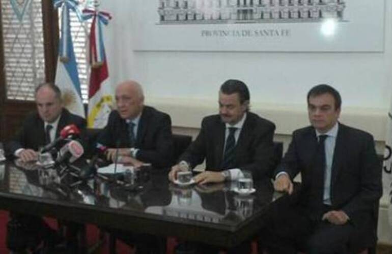 Bonfatti junto al vicegobernador Jorge Henn y los ministros Galassi y Lewis durante la conferencia de prensa que se hizo hoy en Santa Fe. Foto: La Capital