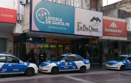La policía trabaja en el lugar del robo. Fue esta mañana, en San Martín al 900. Foto: C. Mutti