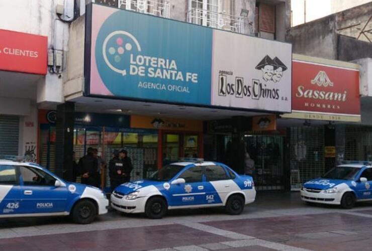 La policía trabaja en el lugar del robo. Fue esta mañana, en San Martín al 900. Foto: C. Mutti