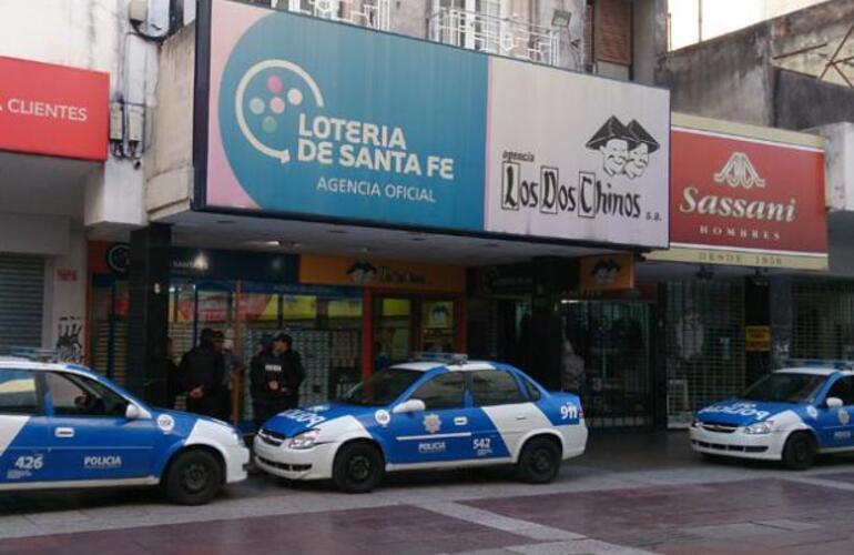 La policía trabaja en el lugar del robo. Fue esta mañana, en San Martín al 900. Foto: C. Mutti