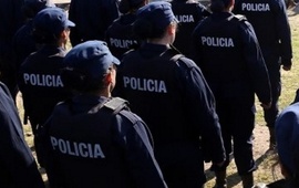 Las oficiales denunciadas tuvieron que entregar sus armas.