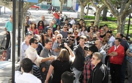 Algunos vecinos se dirigieron a la concurrencia pidiendo un mayor compromiso de todos los sectores. Foto: Diario El Sur