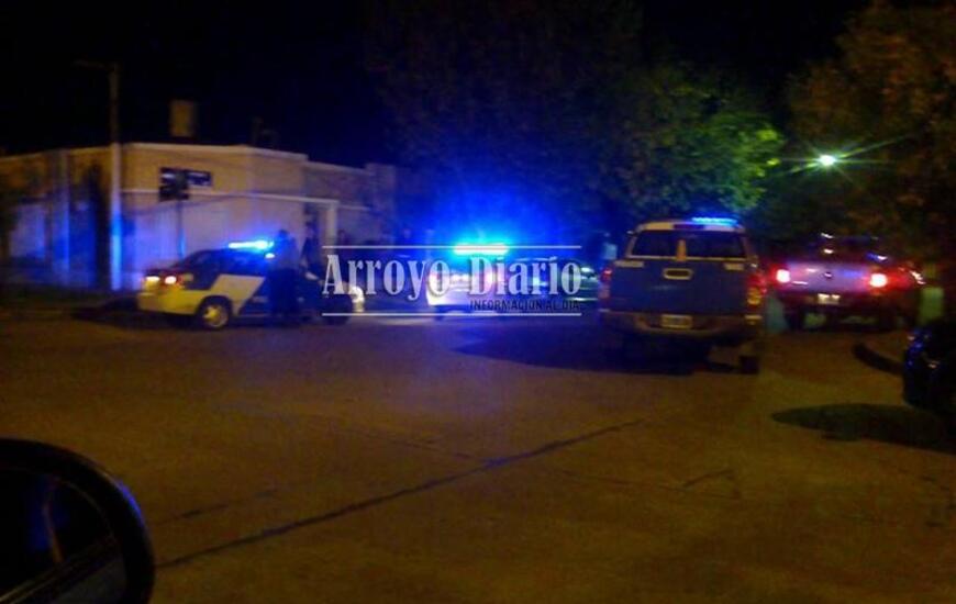 Los móviles policiales en la zona de los robos. Foto: Florencia D´Alonzo